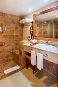 ein Bad mit einem Waschbecken und einem Spiegel in der Unterkunft Occidental Caribe - All Inclusive in Punta Cana