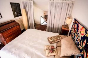 een slaapkamer met een wit bed en een bank bij Ghibellina 2 floors stylish loft in Florence