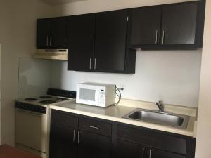 Dapur atau dapur kecil di Welcome Suites Hazelwood Extended Stay Hotel