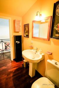een badkamer met een wastafel, een toilet en een spiegel bij Ghibellina 2 floors stylish loft in Florence