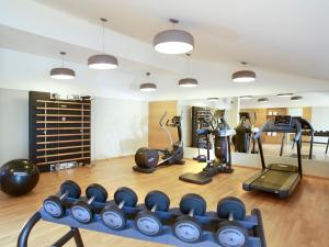 einen Fitnessraum mit Laufbändern und Crosstrainern in einem Zimmer in der Unterkunft Hapimag Resort Pentolina in Chiusdino