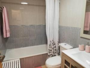 a bathroom with a toilet and a tub and a sink at Paraíso en la Loma de Santa Pola in Gran Alacant