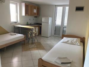 Η κουζίνα ή μικρή κουζίνα στο Ari Apartments