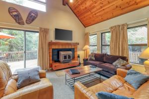 een woonkamer met lederen meubels en een open haard bij Lakeview Lodge in Arnold