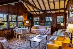 羅克波特的住宿－Rustic Rockport Cottage，带沙发和桌子的客厅