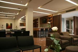 un vestíbulo con sofás y sillas y un bar en Alexakis Hotel & Spa, en Loutra Ipatis