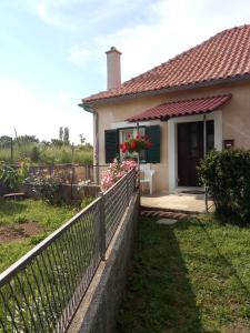 ein Haus mit einem Zaun davor in der Unterkunft Holiday Home Goga in Drniš