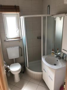 Ένα μπάνιο στο Ari Apartments