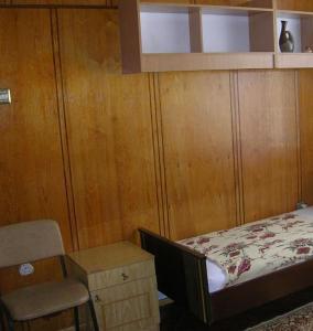 Habitación pequeña con cama y silla en Pilligrim, en Járkov