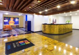 マニサレスにあるPop Art Hotel Las Colinas Manizalesの建物内の受付のあるロビー