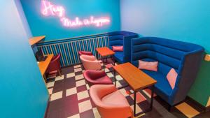 a room with a couch and a table and chairs at Pop Art Hotel Las Colinas Manizales in Manizales