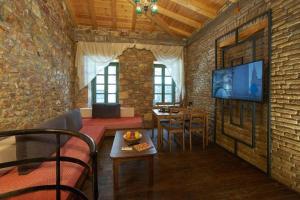 TV a/nebo společenská místnost v ubytování Athenian Residences
