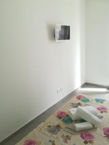 ein Teppich auf dem Boden mit zwei weißen Objekten darauf in der Unterkunft A casa di Franco in Marina di Ragusa