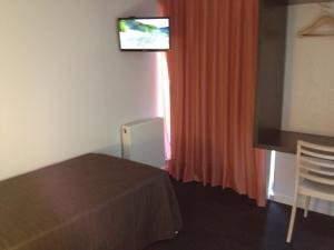 A bed or beds in a room at Apartaments i habitacions Can Morera Olot