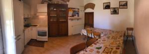 una cucina con tavolo e sedie in una stanza di Agriturismo San francesco a Orbetello