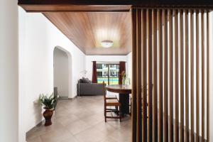 - une salle à manger avec une table et un canapé dans l'établissement Apartamento Moura Mar, à Vilamoura