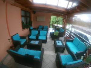 een patio met blauwe stoelen en tafels bij Gostišče pri Slavcu in Šentjernej