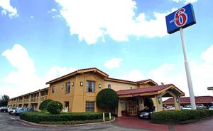 un hotel con un cartel frente a un edificio en Motel 6-Garland, TX - Northeast Dallas, en Garland