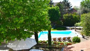 The swimming pool at or close to Le Jardin Secret De Beaune