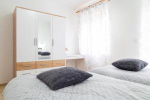 Postel nebo postele na pokoji v ubytování Apartments Raspolic