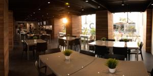 a dining room with tables and chairs and a restaurant at B's Suites Mérida in Mérida