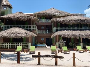 サン・ペドロにあるCaye Casaのリゾート前の看板(椅子、パラソル付)