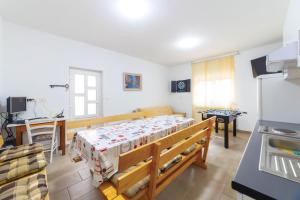 Kuchyň nebo kuchyňský kout v ubytování Apartments Raspolic