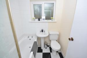 e bagno con servizi igienici, lavandino e vasca. di Bright Stylish 2 Bedroom Garden Apartment South Belfast close to Everything a Belfast