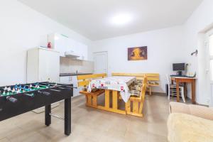 TV a/nebo společenská místnost v ubytování Apartments Raspolic