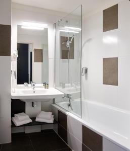 
a bathroom with a sink, toilet and bathtub at Best Western Hotel Wavre in Wavre
