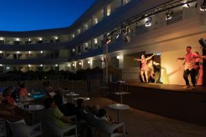 grupa ludzi na scenie w budynku w obiekcie Hotel Palia La Roca w mieście Benalmádena