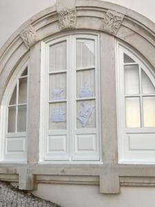 een raam aan de zijkant van een gebouw bij Rua Tenente Campos Rego, Ground Floor in Coimbra