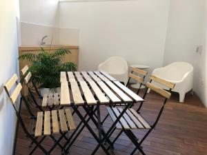 uma mesa de piquenique e cadeiras num quarto em Rua Tenente Campos Rego, Ground Floor em Coimbra