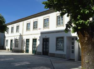um edifício branco com uma árvore em frente em Casa São Bernardo de Claraval no Gerês
