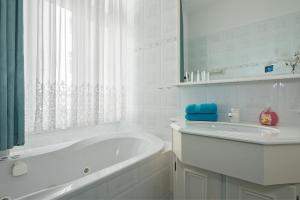 Koupelna v ubytování Hotel Germania + 37 fotografií