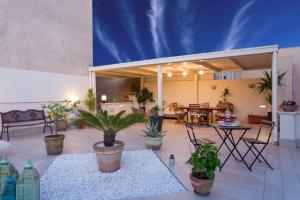 a living room with potted plants in a house at B&B Kalavrìa in Reggio di Calabria