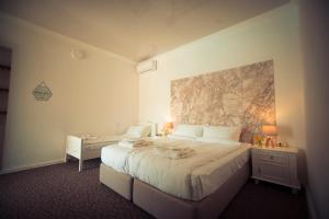 Postel nebo postele na pokoji v ubytování Pawlonia Villa Kvareli