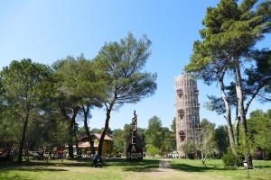 un parque con una torre en la distancia en Andrea Bashuri, en Divjakë