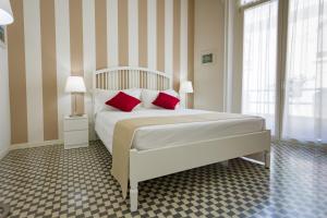 A bed or beds in a room at B&B Kalavrìa Még 37 kép