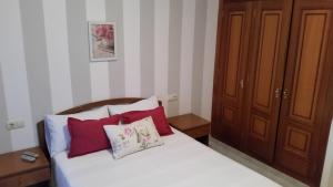 A bed or beds in a room at Apartamentos Timón Puerto