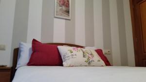 A bed or beds in a room at Apartamentos Timón Puerto