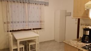 A kitchen or kitchenette at Apartamentos Timón Puerto
