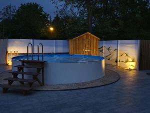 Bazén v ubytování B&B Dennenbos nebo v jeho okolí