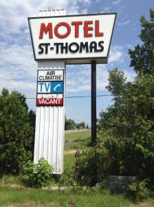 a sign for a motel st thompson at Motel St-Thomas in Joliette