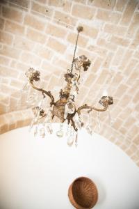 d'un lustre suspendu au plafond. dans l'établissement Piazza Duomo - Medieval Puglia's House, à Giovinazzo