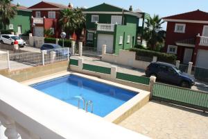una piscina en medio de una calle con casas en Chalet Miramar Inmomart, en Peñíscola
