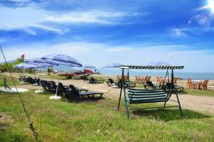 a group of benches and umbrellas on a beach at seasidehouse in Ordu