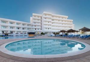 Basen w obiekcie Hotel Palia La Roca lub w pobliżu