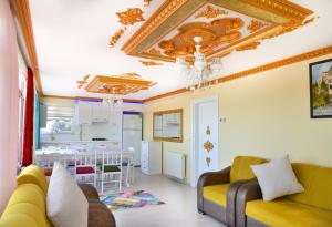 a living room with a yellow couch and a dining room at seasidehouse in Ordu