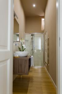 La salle de bains est pourvue d'un lavabo et d'une douche. dans l'établissement B&B Kalavrìa, à Reggio de Calabre
